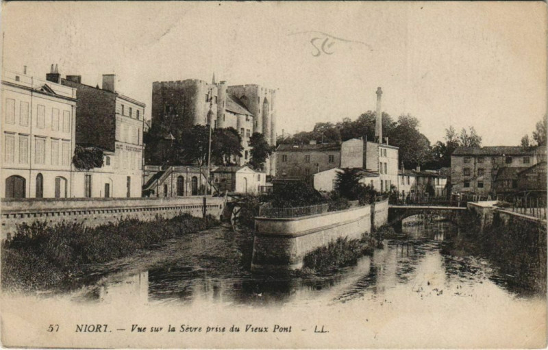 Carte postale ancienne Niort Vue sur la Sevre prise du Vieux Pont à Niort