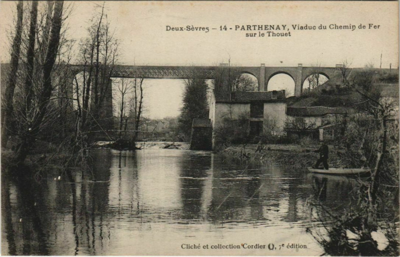 Carte postale ancienne Parthenay Viaduc du Chemin de Fer sur le Thouet à Parthenay