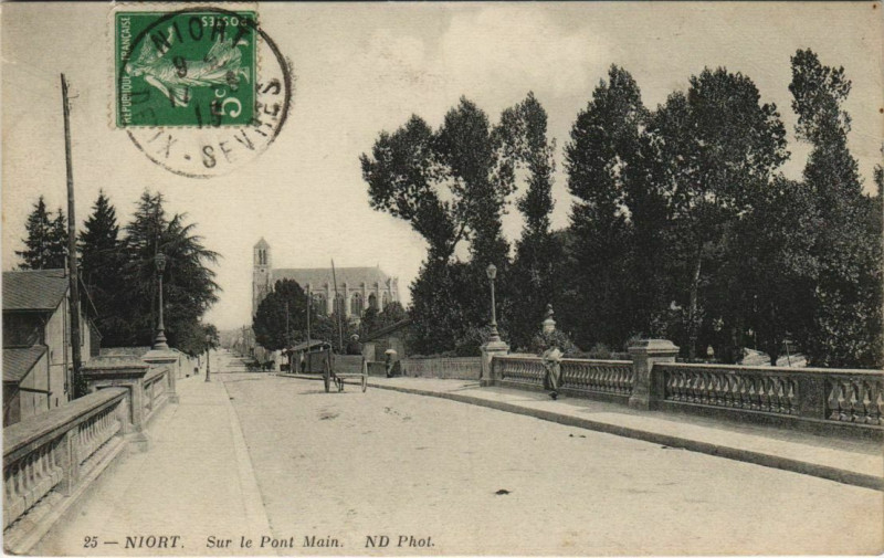Carte postale ancienne Niort Sur le Pont Main à Niort