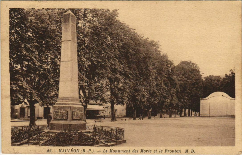 Carte postale ancienne Mauleon Le Monument des Morts de le Fronton