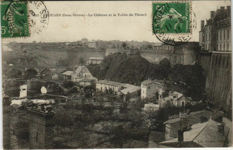 Carte postale ancienne Thouars Le Chateau et la Vallee du Thouet à Thouars