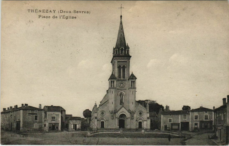 Carte postale ancienne Thenezay Place de l'Eglise