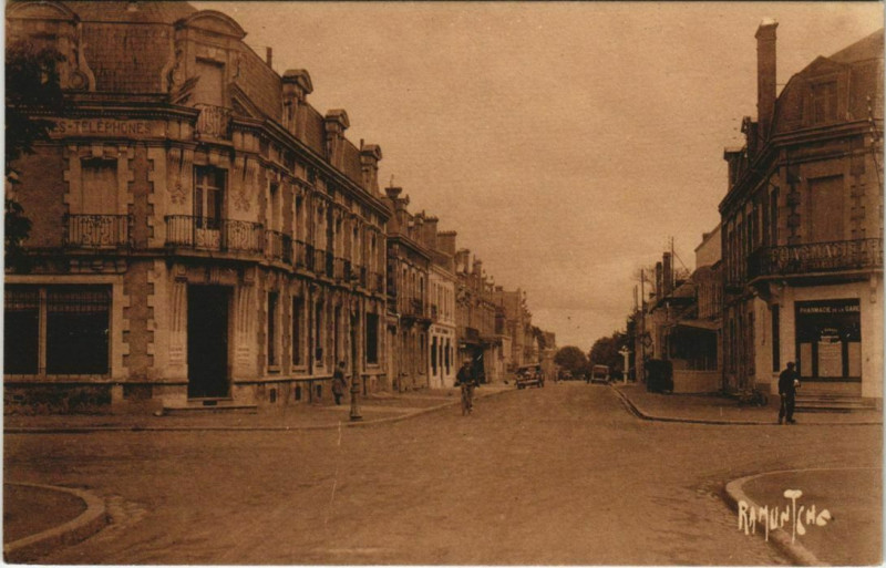 Carte postale ancienne Thouars Avenue de la Gare à Thouars