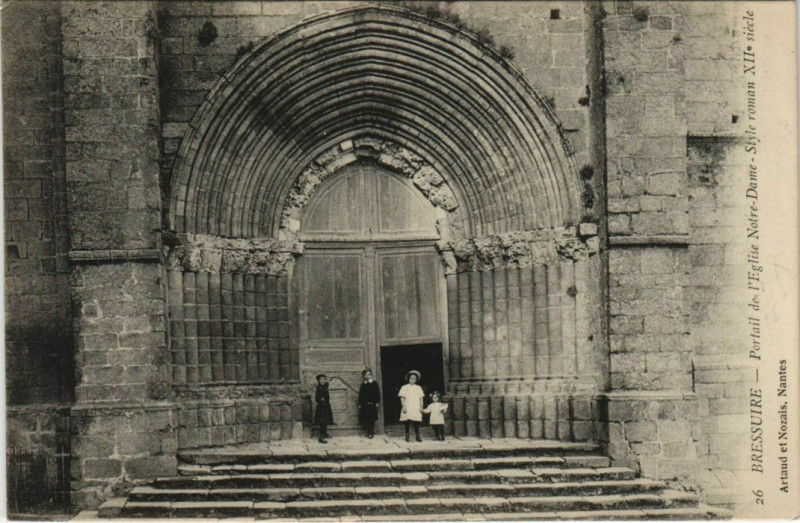 Carte postale ancienne Bressuire Portail de l'Eglise Notre-Dame à Bressuire