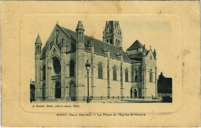 Carte postale ancienne Niort La Place et l'Eglise Saint-Hilaire à Niort