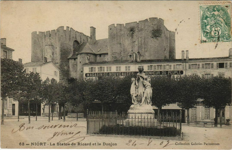 Carte postale ancienne Niort La Statue de Ricard et le Donjon à Niort