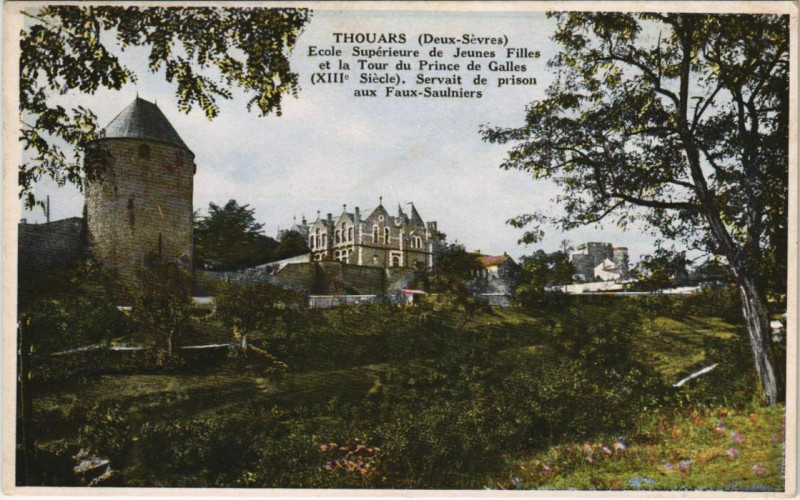 Carte postale ancienne Thouars Ecole Superieure de Jeunes Filles et la Tour à Thouars