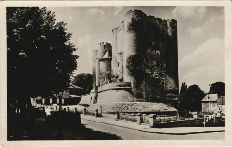 Carte postale ancienne Niort Le Donjon à Niort