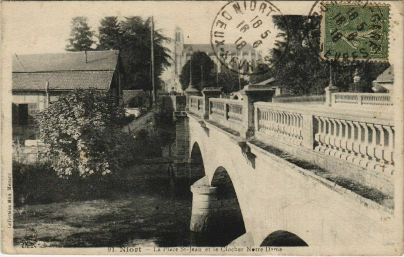 Carte postale ancienne Niort La Place Saint-Jean et le Clocher Notre-Dame à Niort