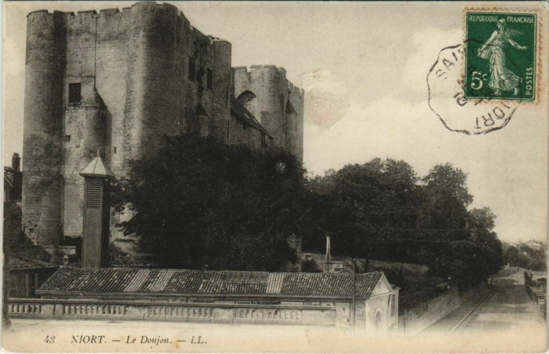 Carte postale ancienne Niort Le Donjon à Niort