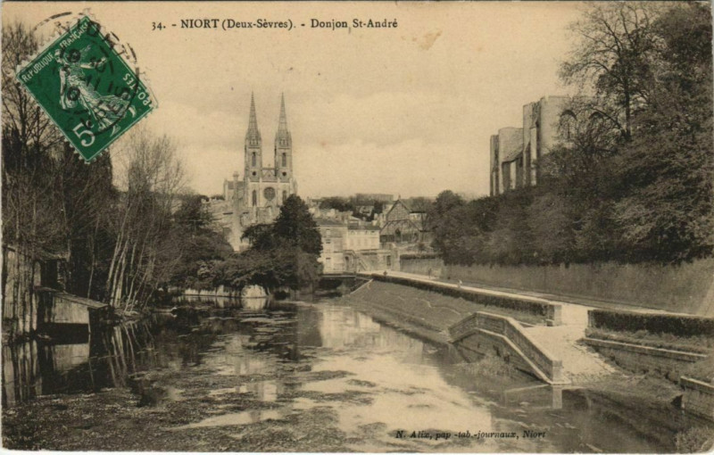 Carte postale ancienne Niort Donjon - Saint-Andre à Niort