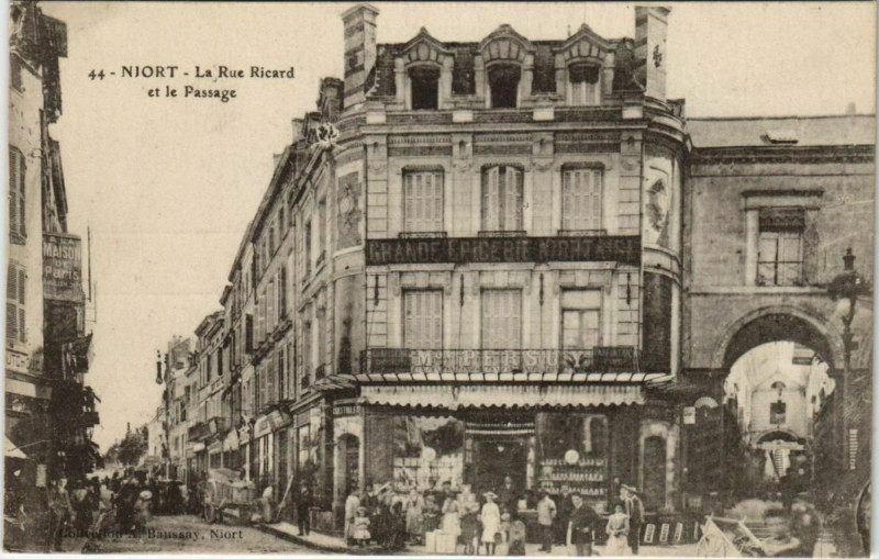 Carte postale ancienne Niort La Rue Ricard et le Passage à Niort