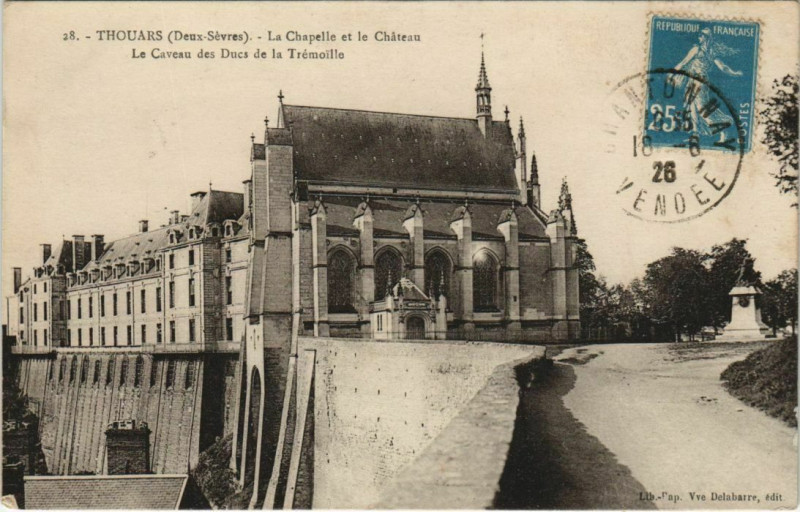 Carte postale ancienne Thouars La Chapelle et le Chateau - Le Caveau des Ducs à Thouars