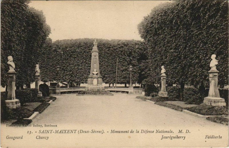Carte postale ancienne Saint-Maixent-l'Ecole Monument de la Defense Nationale