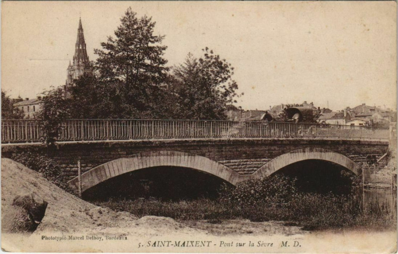 Carte postale ancienne Saint-Maixent-l'Ecole Pont sur la Sevre