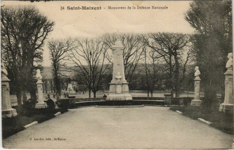 Carte postale ancienne Saint-Maixent-l'Ecole Monument de la Defense Nationale