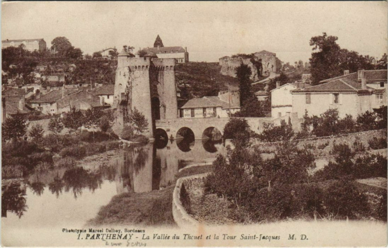 Carte postale ancienne La Vallée du Thouet et la Tour Saint-Jacques à Parthenay