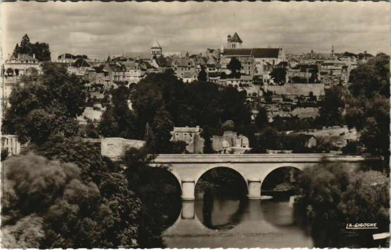Carte postale ancienne Thouars Vue Generale et le Thouet à Thouars