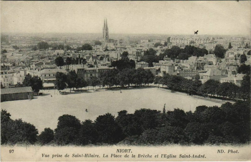 Carte postale ancienne Niort Vue prise de Saint-Hilaire - La Place de la Breche à Niort