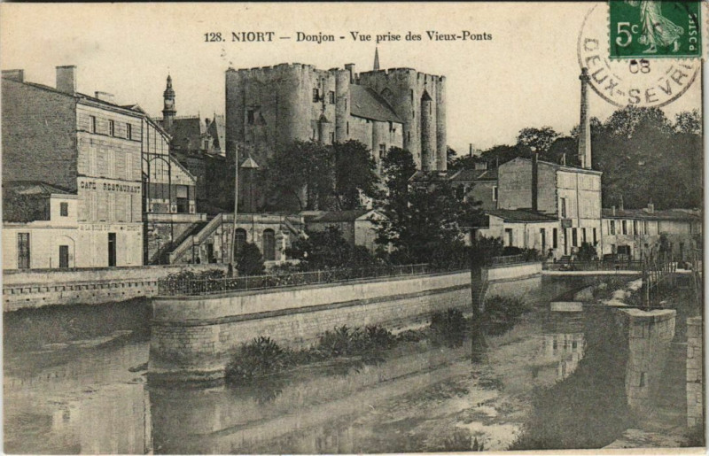 Carte postale ancienne Niort Donjon - Vue prise des Vieux-Ponts à Niort