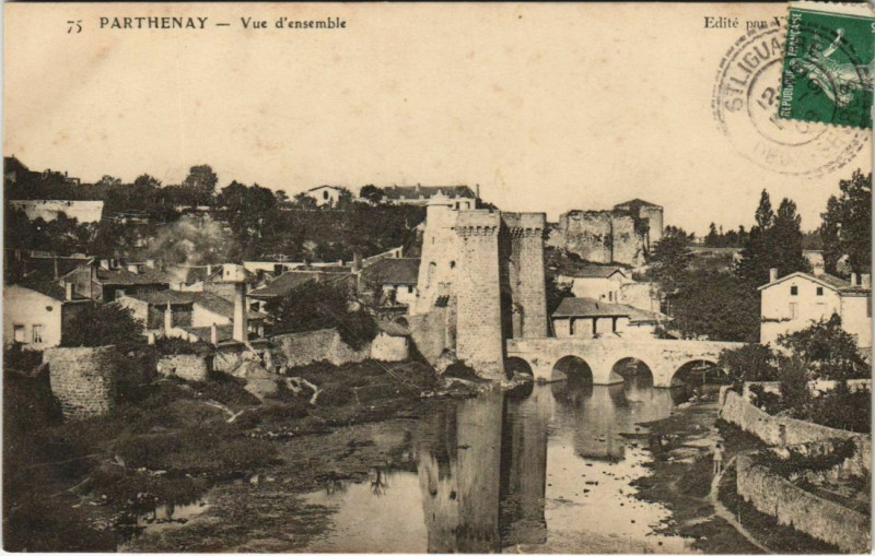 Carte postale ancienne Parthenay Vue d'Ensemble à Parthenay
