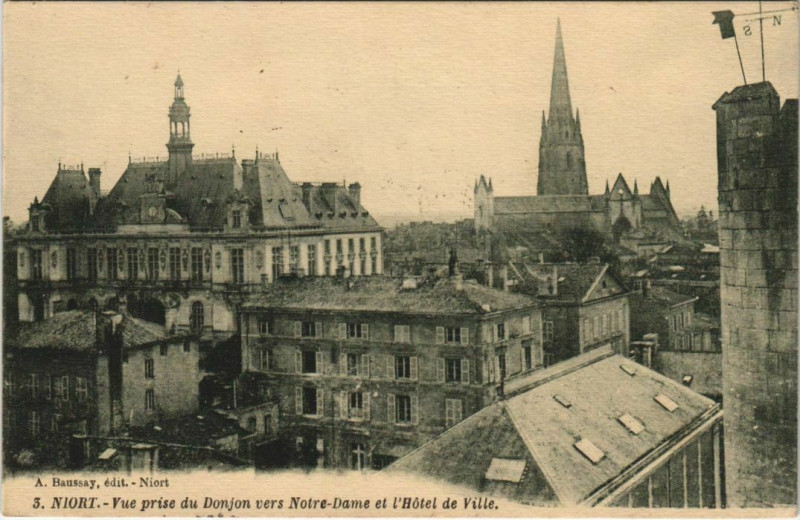 Carte postale ancienne Niort Vue prise du Donjon vers Notre-Dame et l'Hotel de Ville à Niort