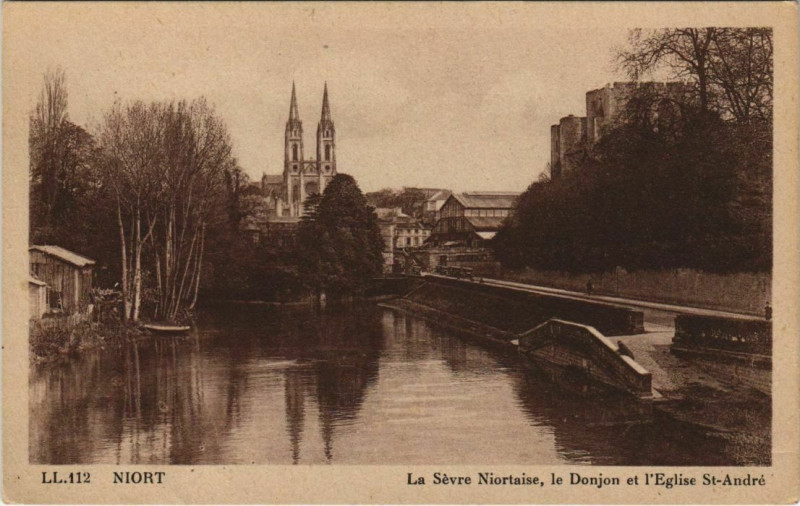 Carte postale ancienne Niort La Sevre Niortaise - Le Donjon et l'Eglise Saint-Andre à Niort