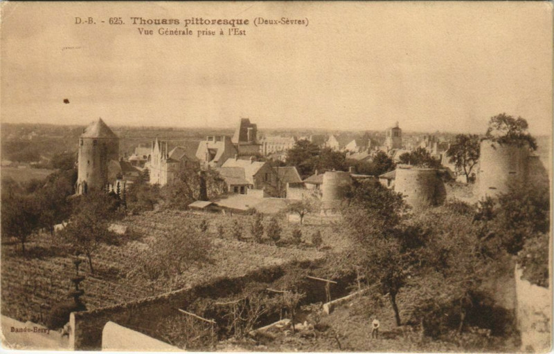 Carte postale ancienne Thouars Vue Generlae prise a l'Est à Thouars