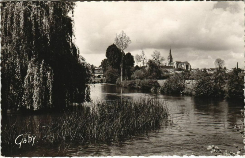 Carte postale ancienne Saint-Maixent-l'Ecole La Sevre-Niortaise et l'Eglise Saint-Leger à Niort