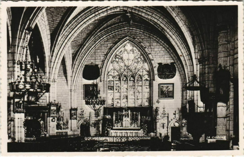 Carte postale ancienne Thouars Interieur de l'Eglise Saint-Medard à Thouars