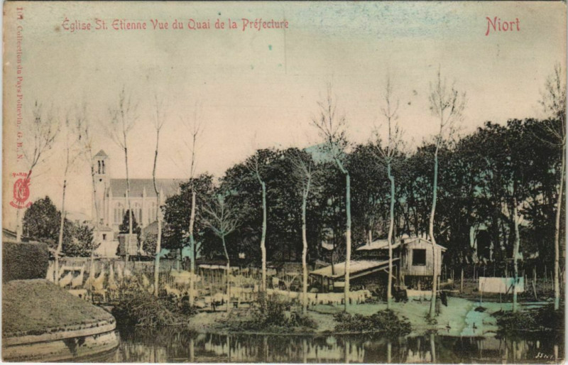 Carte postale ancienne Niort Eglise Saint-Etienne - Vue du Quai de la Prefecture à Niort