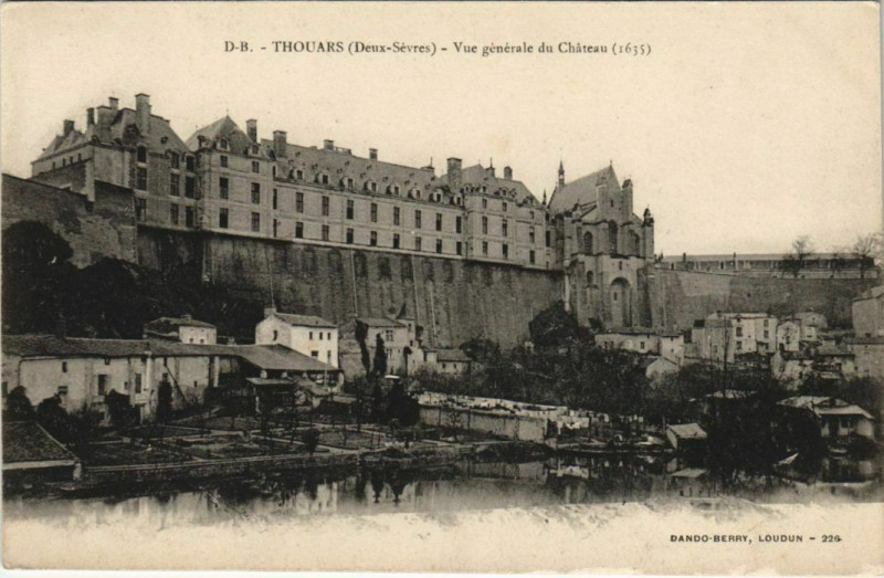 Carte postale ancienne Thouars Vue Generale du Chateau à Thouars