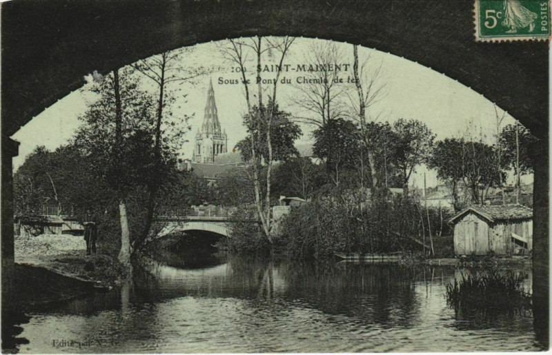 Carte postale ancienne Saint-Maixent-l'Ecole Sous Le Pont du Chemin de Fer