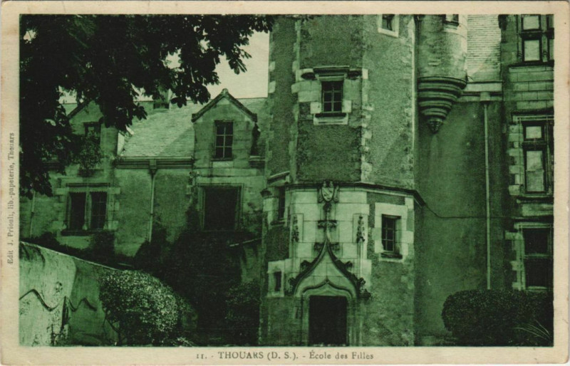 Carte postale ancienne Thouars Ecole des Filles à Thouars