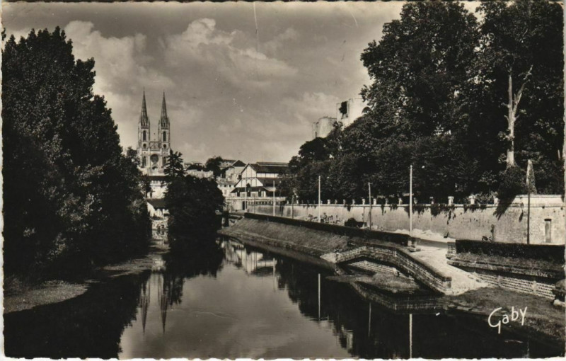 Carte postale ancienne Niort La Sevre et l'Eglise Saint-Andre à Niort