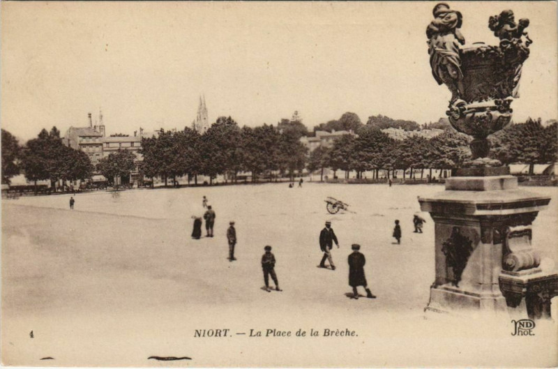 Carte postale ancienne Niort La Place de la Breche à Niort