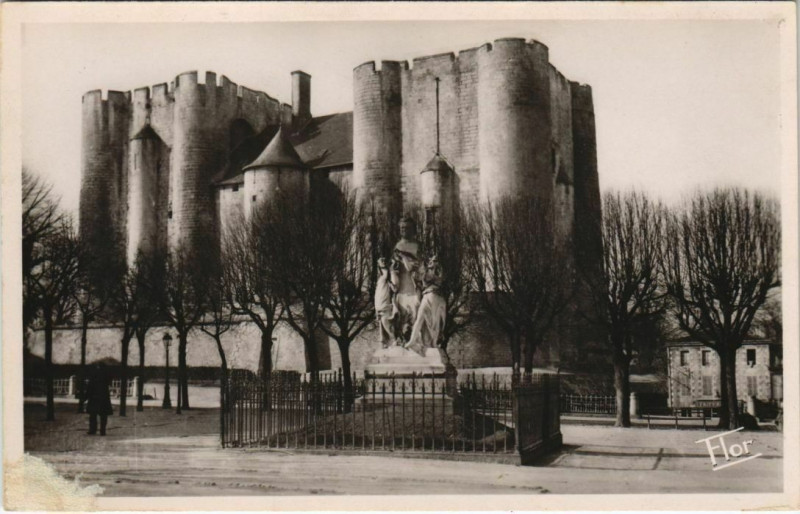 Carte postale ancienne Niort Le Donjon à Niort