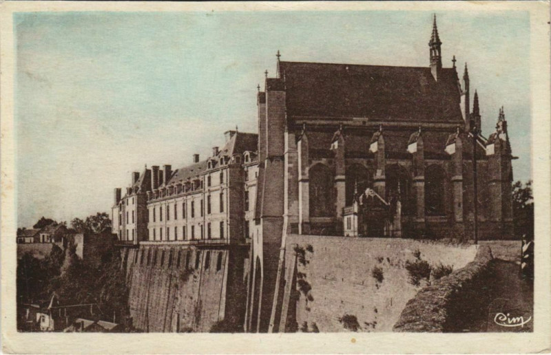 Carte postale ancienne Thouars Le Chateau et la Chapelle à Thouars