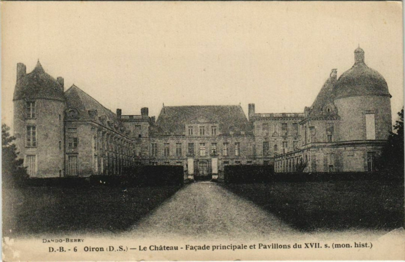 Carte postale ancienne Oiron Le Chateau - Facade Principale et Pavillons