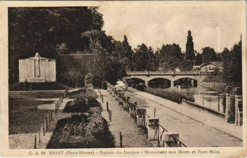 Carte postale ancienne Niort Square du Donjon - Monument uax Morts et Pont Main à Niort