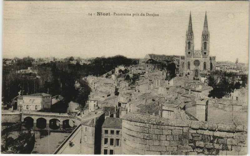 Carte postale ancienne Niort Panoram pris du Donjon à Niort