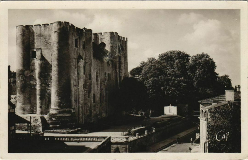 Carte postale ancienne Niort Le Donjon à Niort