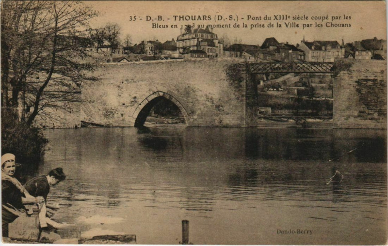 Carte postale ancienne Thouars Pont du XIIIe Siecle à Thouars