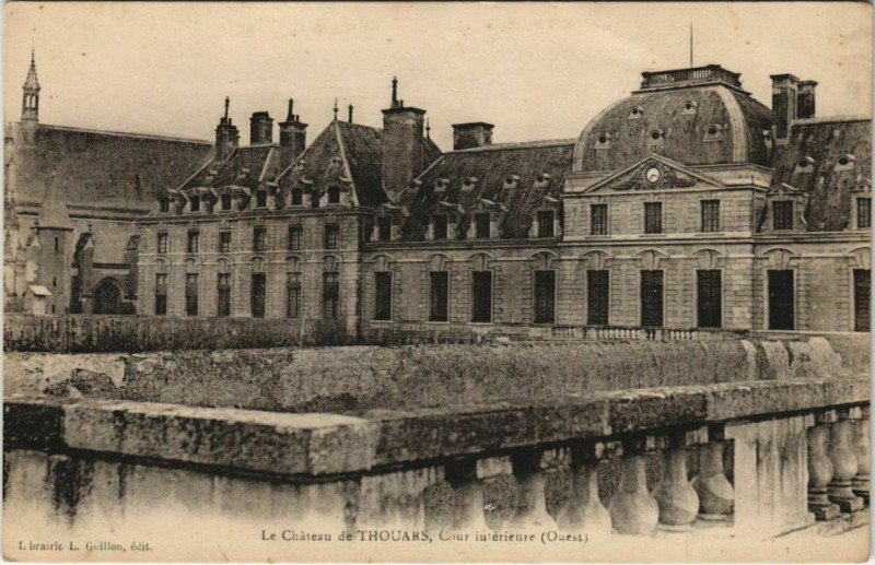 Carte postale ancienne Thouars Le Chateau de Thouars - Cour Interieure - Ouest à Thouars