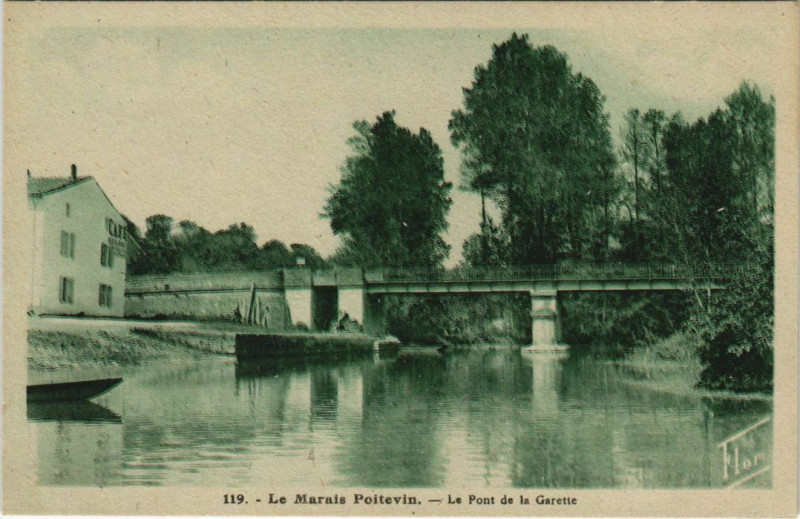 Carte postale ancienne Le Marais Poitevin - Le Pont de la Garette