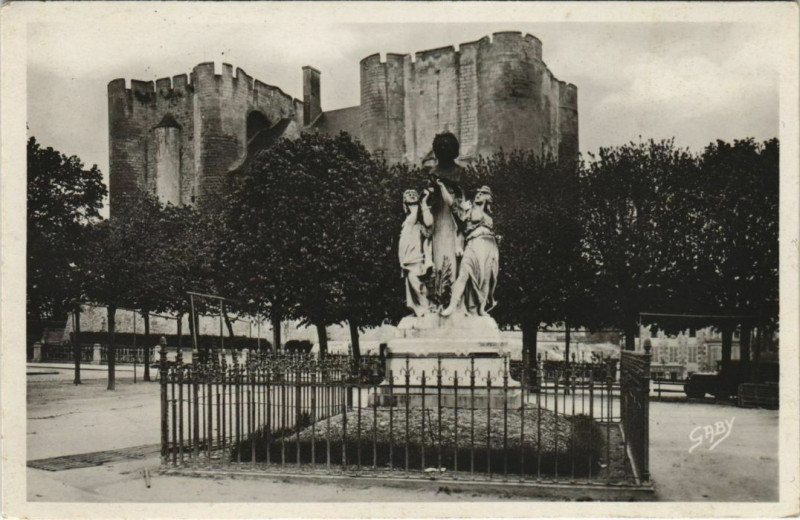 Carte postale ancienne Niort Le Donjon et le Monument Ricard à Niort