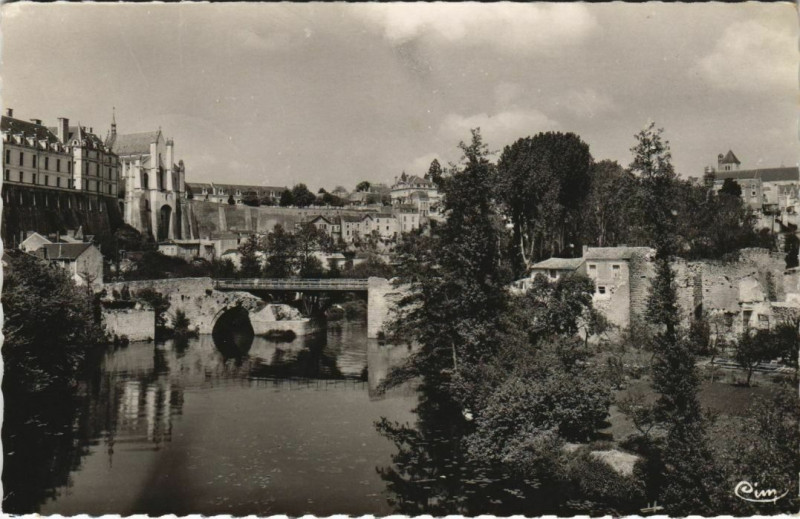 Carte postale ancienne Thouars Le Chateau et le Pont des Bleus à Thouars