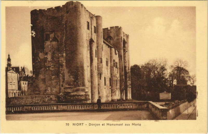 Carte postale ancienne Niort Donjon et Monument aux Morts à Niort