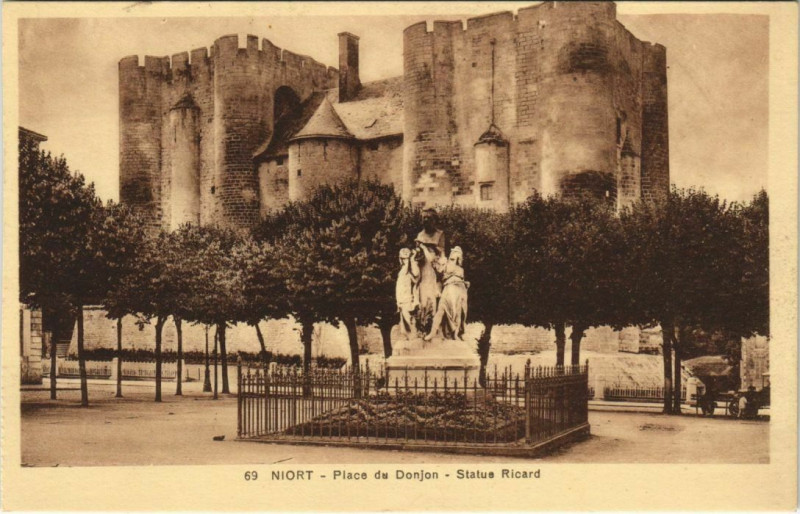Carte postale ancienne Niort Place du Donjon - Statue Ricard à Niort