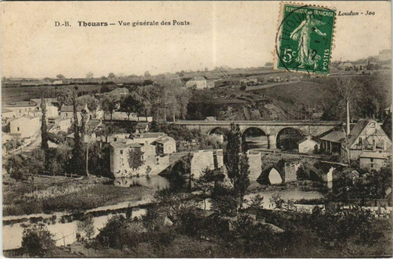 Carte postale ancienne Thouars Vue Generale des Ponts à Thouars
